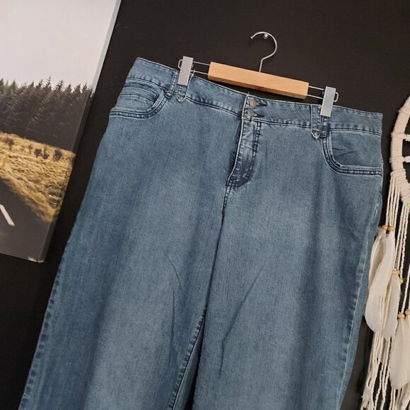 VINTAGE Super Flared Wide Leg Lightwash Denim Jean - Picture 6 of 8